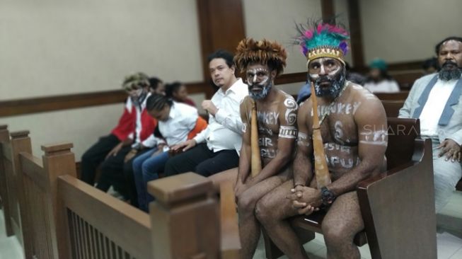 Papua Melawan! 2 Terdakwa Pengibar Bintang Kejora Tetap Berkoteka di Sidang