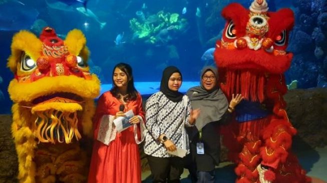 Rayakan Tahun Baru Imlek, Ancol bagi-bagi angpao pada pengunjung. (Suara.com/Risna Halidi)