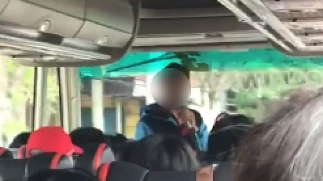 Viral Tour Guide dan Wisatawan Cekcok di Dalam Bus, Ternyata Ini Sebabnya