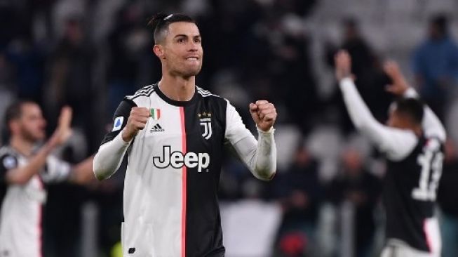 Bintang Juventus Cristiano Ronaldo merayakan kemenangan timnya atas Parma di akhir laga lanjutan Liga Italia di Juventus stadium, Turin. Marco Bertorello / AFP