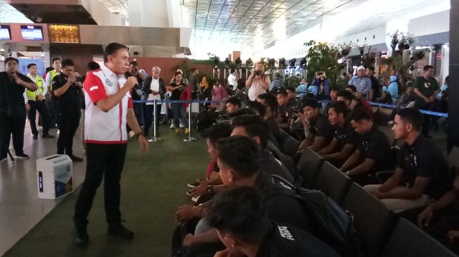 Ketua Umum PSSI Mochamad Iriawan alias Iwan Bule melepas keberangkatan skuat timnas Indonesia U-19 yang akan pemusatan latihan di Thailand, Senin (20/1/2020). (Suara.com / Adie Prasetyo Nugraha).