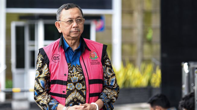 Tersangka eks Direktur Utama PT. Asuransi Jiwasraya Hendrisman Rahim tiba untuk menjalani pemeriksaan di gedung KPK, Jakarta, Senin (20/1). [ANTARA FOTO/M Risyal Hidayat]