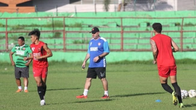 Pelatih PSM Makassar Bojan Hodak memimpin latihan persiapan menghadapi Lalenok United dibabak kualifikasi Piala AFC di Stadion Kapten I Wayan Dipta Bali, 22 Januari 2020.ANTARA/HO/Abd Kadir