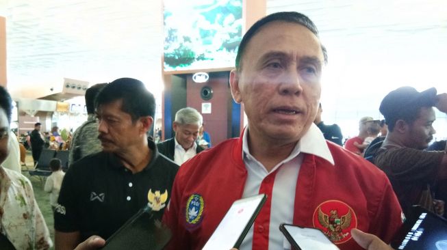 Ketua Umum PSSI Mochamad Iriawan saat memberikan keterangan kepada media di Bandara Soekarno Hatta, Tangerang, Senin (20/1/2020). (Suara.com / Adie Prasetyo Nugraha).