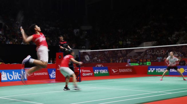 Pebulu tangkis ganda putri Indonesia Apriyani Rahayu dan rekannya Greysia Polii mengembalikan kok ke arah lawannya asal Denmark Maiken Fruergaard dan Sara Thygesen dalam pertandingan babak final Daihatsu Indonesia Masters 2020 di Istora Senayan, Jakarta, Minggu (19/1). [Suara.com/Alfian Winanto]