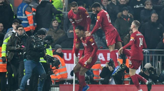 Para pemain Liverpool merayakan gol Virgil van Dijk (tengah) ke gawang Manchester United dalam laga pekan ke-23 Liga Inggris 2019/2020 di Anfield, Senin (20/1/2020) dini hari WIB. [Paul ELLIS / AFP]