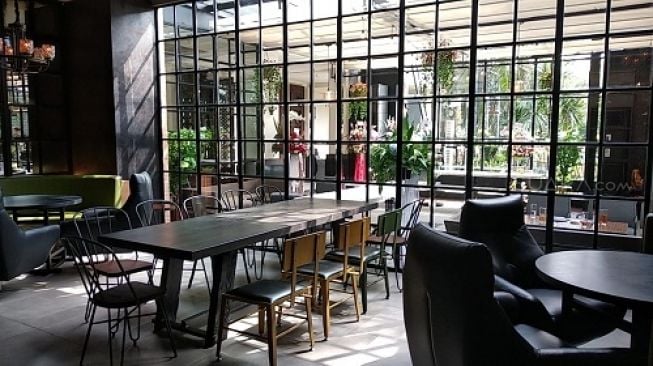 Nuansa perpaduan konsep klasik dan modern industrial langsung Anda rasakan ketika memasuki Liberta Restaurant yang memiliki luas 660 meter persegi. (Suara.com/Ririn Indriani)