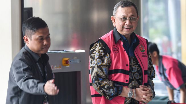 Tersangka eks Direktur Utama PT. Asuransi Jiwasraya Hendrisman Rahim tiba untuk menjalani pemeriksaan di gedung KPK, Jakarta, Senin (20/1). [ANTARA FOTO/M Risyal Hidayat]