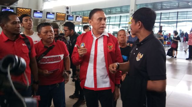 Ketua Umum PSSI Mochamad Iriawan alias Iwan Bule sedang berbincang bersama dengan Indra Sjafri saat melepas skuat timnas Indonesia U-19 di Bandara Soekarno Hatta, Tangerang, Senin (20/1/2020). (Suara.com / Adie Prasetyo Nugraha).