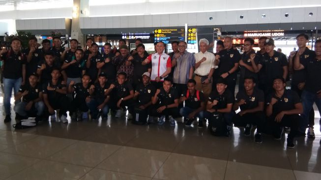 Ketua Umum PSSI Mochamad Iriawan alias Iwan Bule melepas keberangkatan skuat timnas Indonesia U-19 yang akan pemusatan latihan di Thailand, Senin (20/1/2020). (Suara.com / Adie Prasetyo Nugraha).