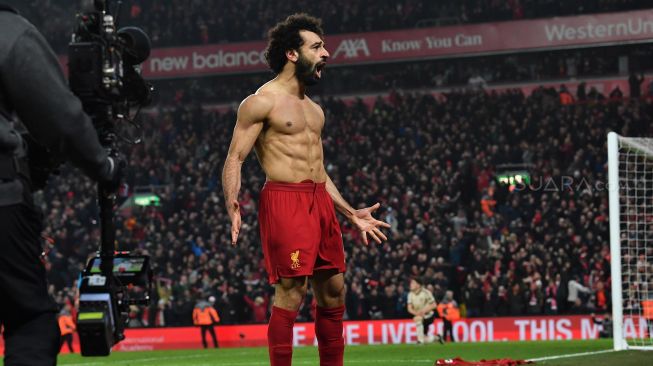 Penyerang Liverpool Mohamed Salah merayakan gol kedua  selama pertandingan sepak bola Liga Primer Inggris antara Liverpool melawan Manchester United di sStadion Anfield, Liverpool, Inggris, Senin (19/1) dini hari WIB.[Paul ELLIS / AFP]