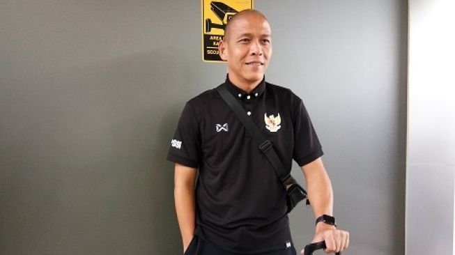Asisten Pelatih timnas Indonesia U-19 Nova Arianto saat ditemui di Bandara Soekarno Hatta, Tangerang, Senin (20/1/2020). (Suara.com/Adie Prasetyo Nugraha).