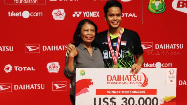 Pebulu tangkis tunggal putra Indonesia Anthony Sinisuka Ginting berfoto dengan ibunya, Lucia Sriati usai menerima medali dalam pertandingan babak final Daihatsu Indonesia Masters 2020 di Istora Senayan, Jakarta, Minggu (19/1). [Suara.com/Alfian Winanto]