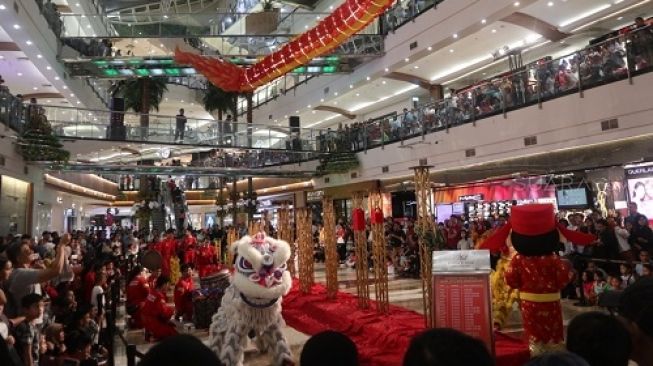 Tim barongsai Kong Ha Hong Lion Dance Troupe asuhan Ronald Syarif saat unjuk kebolehan di salah satu pusat perbelanjaan Jakarta, menyambut Imlek 2020. (Suara.com/Risna Halidi)