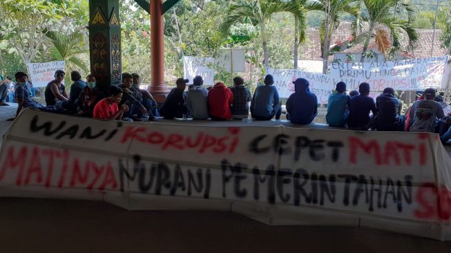 Diduga Korupsi Proyek Sarana Air Senilai Rp100 Juta, Kades Serut Didemo