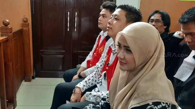 Tiga terdakwa kasus Ikan Asin: Galih Ginanjar, Pablo Benua, dan Rey Utami menjalani sidang di PN Jakarta Selatan, Senin (20/1/2020). [Ismail/Suara.com]