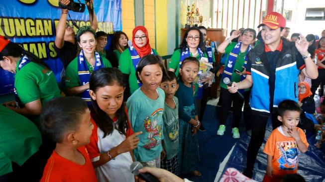 Penasihat Dharma Wanita Kemensos, Grace P. Batubara, saat menggelar acara bakti sosial di Kelurahan Rawa Buaya, Kecamatan Cengkareng, Jakarta Barat, Minggu (19/1/2020). (Dok : Kemensos)