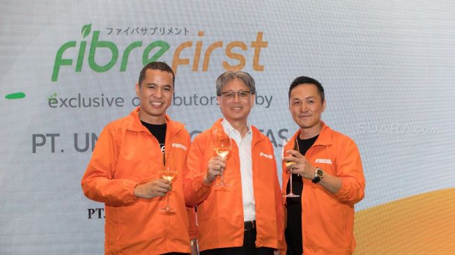 Sales And Marketing Director PT Kobe Nutri Farma Jozef Thenu (kiri) bersama dengan CEO PT Kobe Nutri Farma Benny Winata (tengah) dan President Directur PT United Dico Citas Setiawan Aluwi (kanan) ketika meresmikan produk FibreFirst di Ayana Midplaza, Jakarta Pusat, Jumat (20/12). [Suara.com/Alfian Winanto]