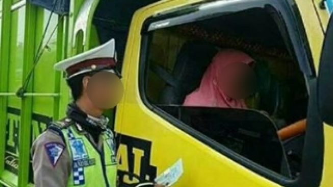 Viral Potret Emak-Emak Jadi Sopir Truk, Bikin Perasaan Warganet Campur Aduk