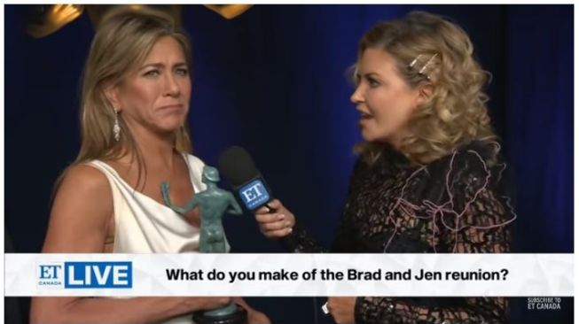 Reaksi Jennifer Aniston ketika diberitahu dapat perhatian dari Brad Pitt. (Youtube/ET Canada)