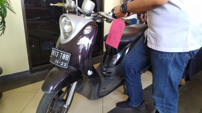 Motor yang diguakan pelaku pelecehan seksual terhadap mahasiswi di Gang Mulia, RT 08/08, Jalan Otista Raya, Kampung Melayu, Jatinegara, Jakarta Timur. (Suara.com/Tyo)