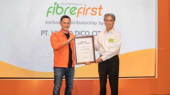 CEO PT Kobe Nutri Farma Benny Winata (kiri) bersama dengan President Directur PT United Dico Citas Setiawan Aluwi (kanan) ketika meresmikan produk FibreFirst di Ayana Midplaza, Jakarta Pusat, Jumat (20/12). [Suara.com/Alfian Winanto]
