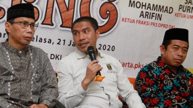 Ketua Fraksi PKS DPRD DKI Jakarta, Moh. Arifin. Ketua Umum DPW PKS DKI Jakarta, Sakhir Purnomo dan Wakil Ketua DPW PKS DKI Jakarta, Khoirudin saat Ngopi bareng PKS DKI Jakarta membahas update politik Jakarta dan Cawagub di Jakarta, Selasa (21/1). [Suara.com/Oke Atmaja]