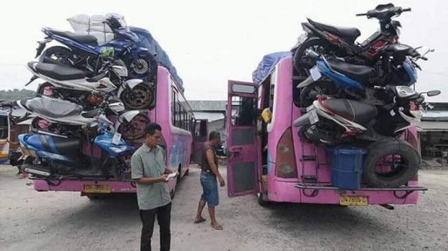 Potret angkutan jurusan Jeneponto-Makassar yang muatannya banyak banget..[Twitter/HoldenKlasik]