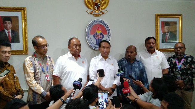 Menpora Zainudin Amali (tengah), Gubernur Papua Lukas Enembe (ketiga dari kanan), dan Ketua Umum KONI Pusat Marciano Norman (ketiga dari kiri) di Gedung Kemenpora, Senayan, Jakarta, Selasa (21/1/2020). [Suara.com/Arief Apriadi]