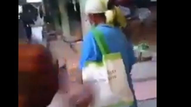 Begini Akhir dari Peristiwa Ibu Tua yang Viral Ditendang di Pasar Gendeng