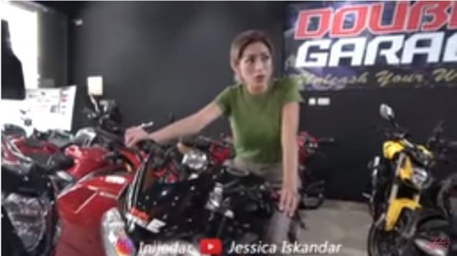 Karyawan Dibikin Pusing dengan Ulah Jessica Iskandar Saat Beli Moge Triumph