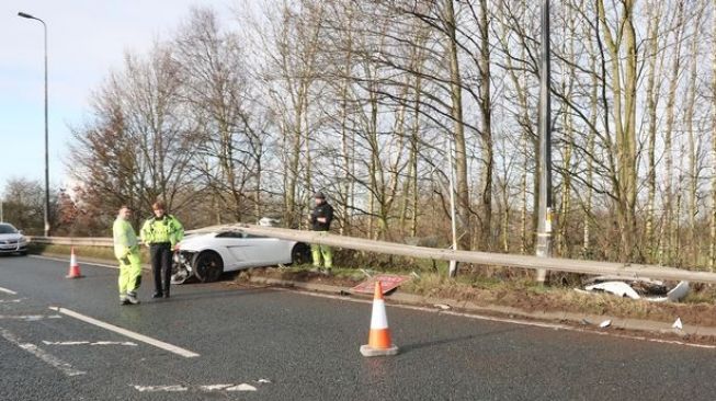 Mobil Sergio Romero nampak ringsek akibat kecelakaan. (Disadur dari Manchester Evening News)