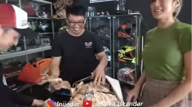 Pecahan uang Rp 2 ribu, Rp 5 ribu dan Rp 10 ribu bikin pusing karyawan showroom