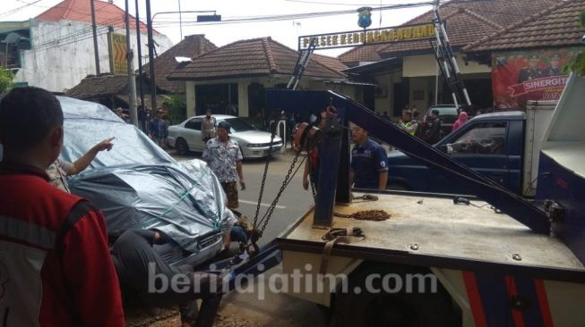 Diduga Kebut-kebutan, Mobil Patroli Polisi Seruduk Pemotor Secara Beruntun