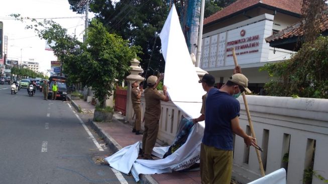 Tak Berizin, Ratusan Reklame di Gejayan Dicopoti Satpol PP