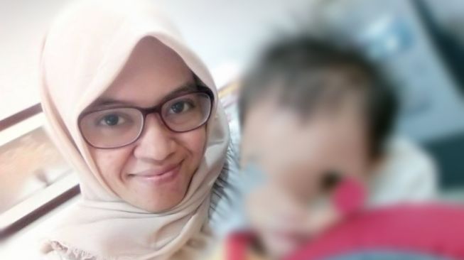 Pasien anak rubella dan ibunya Ratih Rachmadona.  (Facebook) 