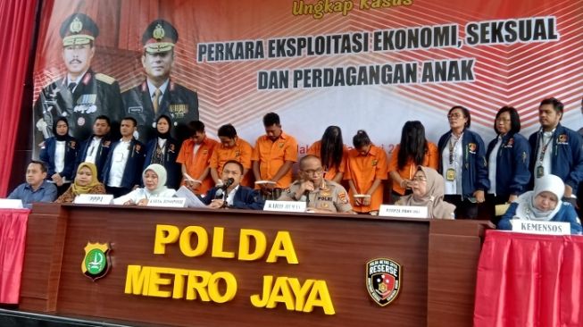 Polda Metro Jaya membongkar prostitusi berkedok kafe di Rawa Bebek, Penjaringan, Jakarta Utara. (Suara.com/Arga).