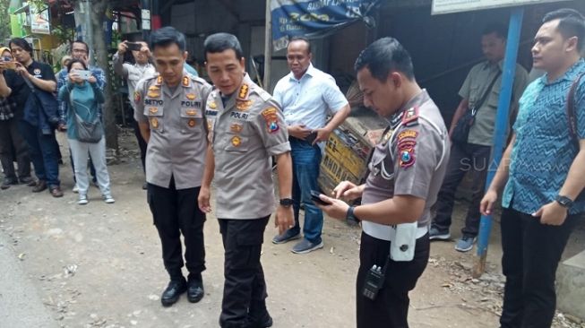 Kapolresta Malang Kota, Kombes Leonardus Simarmatasaat berada di lokasi tabrakan beruntun di Jalan Ki Ageng Gribig Kota Malang, Jawa Timur, Selasa (21/1/ 2020). (Aziz Ramadani)