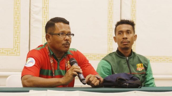 Pelatih Lalenok United Yance dan Rofino Gama (pemain) pada konferensi pers jelang kontra PSM di Bali, Selasa,(21/1).ANTARA/HO/Media PSM