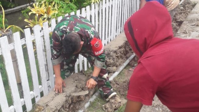 Babinsa Koramil Saumlaki Bersama Warga Bangun Talud Jalan