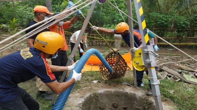 Hilang 20 Hari, Penjual Tiket Bus Ditemukan Tinggal Tulang Dalam Sumur