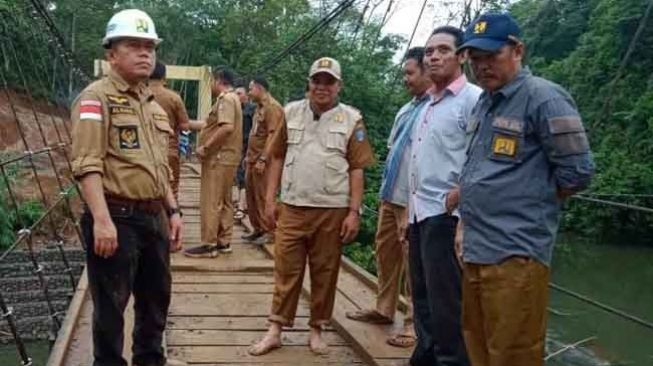 Tinjau Proyek Jembatan Gantung di Siau, Al Haris Terus Buka Desa Terisolir