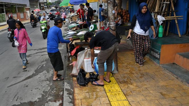 Pedagang berjualan di atas trotoar Jalan Sulaiman, Rawa Belong, Jakarta Barat, DKI Jakarta, Rabu (22/1). [ANTARA FOTO/Aditya Pradana Putra]