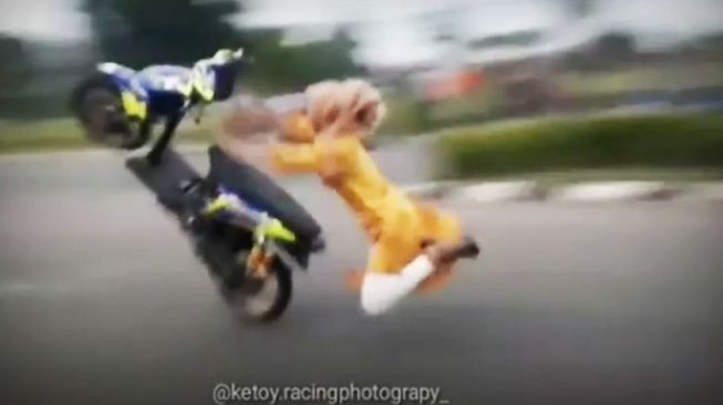 Ukhti lakukan aksi wheelie berujung nyungsep di jalanan (Instagram ketoy.racingphotograpy_)