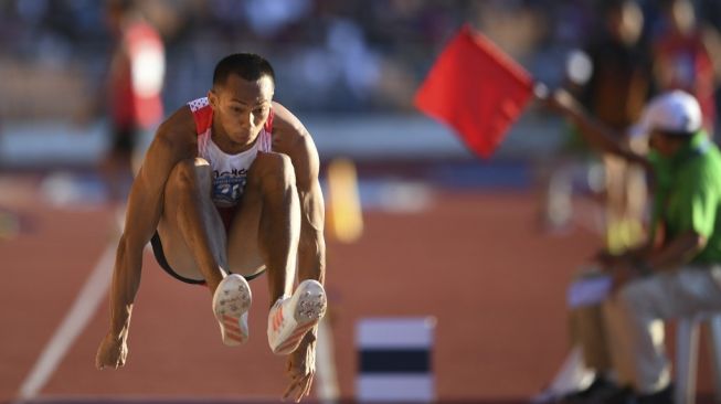 Atlet atletik Indonesia, Sapwaturrahman, saat mengikuti pertandingan lompat jangkit SEA Games 2019 di Clark, Filipina, Selasa (10/12). [AFP/Ted Aljibe]