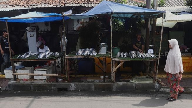 Suasana lapak ikan bandeng di Pasar Rawa Belong, Jakarta Barat, Rabu (22/1). [Suara.com/Angga Budhiyanto]