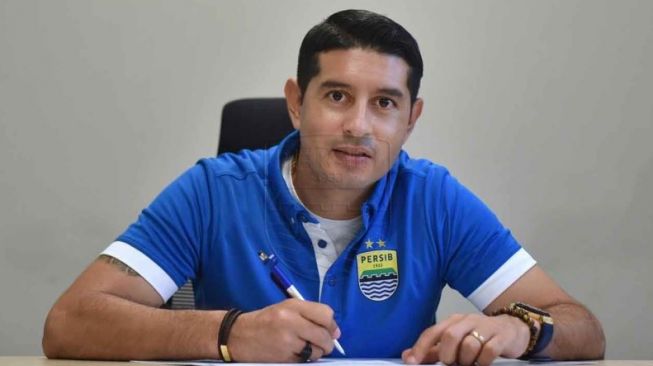 Esteban Viscara Resmi Bertahan di Persib Bandung