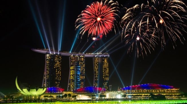 River Hongbao Fireworks. (Shutterstock)