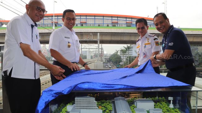 Direktur PT MRT Jakarta William Sabandar, Gubernur DKI Jakarta Anies Baswedan, Kepala Dinas Perhubungan Syarief Liputo dan Direktur Utama PT Transjakarta, saat peresmian pencanangan Groundbreaking Halte Transjakarta Centrale Stitching Wederoupbouw (CSW) di stasiun MRT Asean, Jakarta Selatan, Rabu (22/01). [Suara.com/Alfian Winanto]
