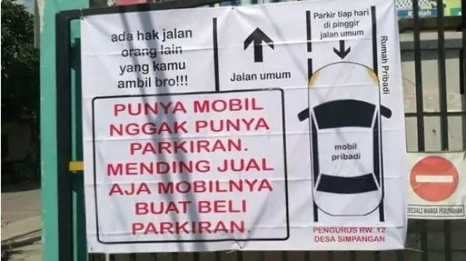 Spanduk larangan parkir yang bikin salah fokus. (Facebook)